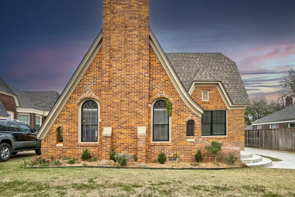 Fully furnished living space at Capitol Manor — insurance relocation housing in Oklahoma City